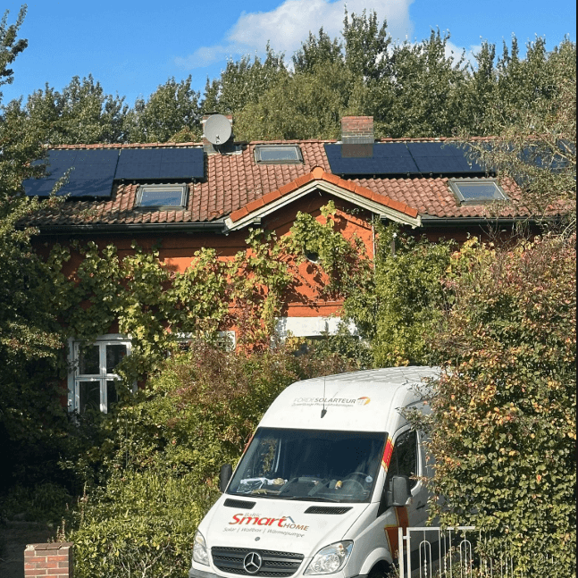 BSH-Servicefahrzeug mit Kieler Kennzeichen vor einem Klinkerhaus mit installierter Photovoltaik-Anlage