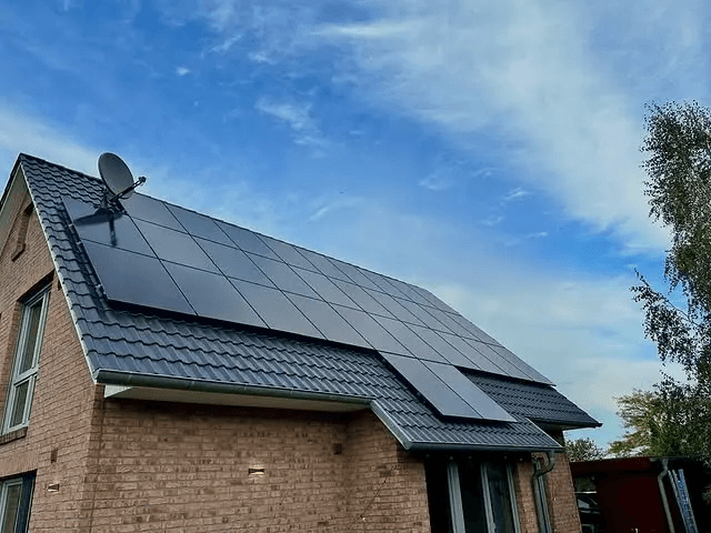 Photovoltaik-Anlage auf einem Klinkerhaus in Schleswig-Holstein