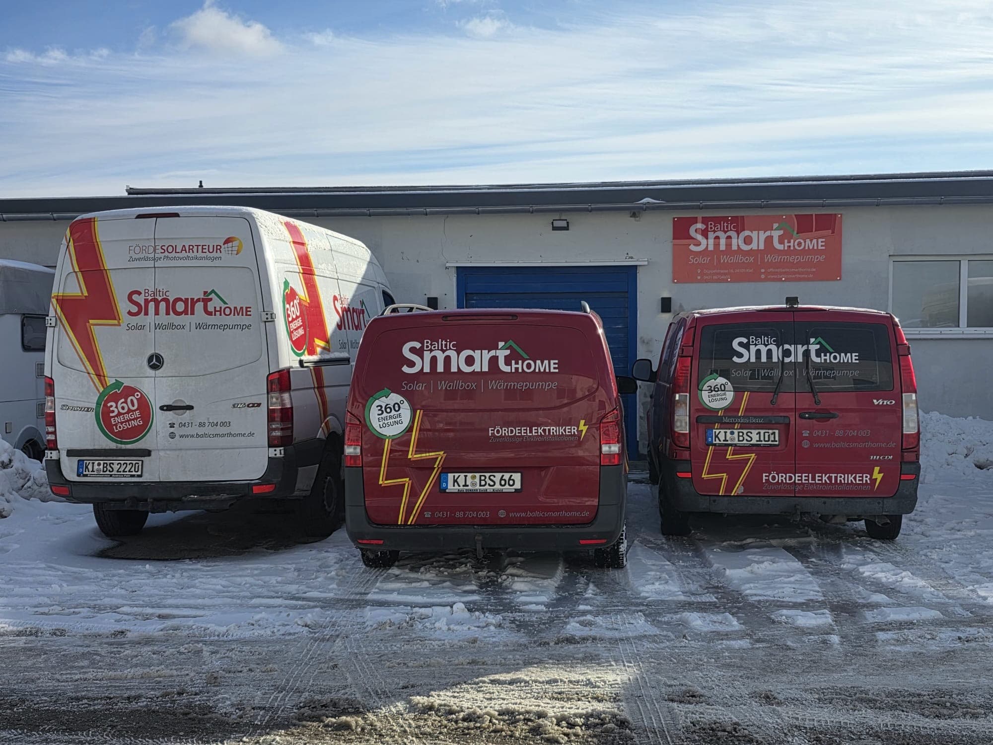 Drei Servicefahrzeuge von Baltic Smart Home auf dem Betriebshof