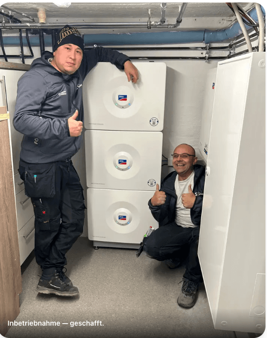 BSH-Monteure nach erfolgreicher Inbetriebnahme der SMA-Stromspeicher — Daumen hoch