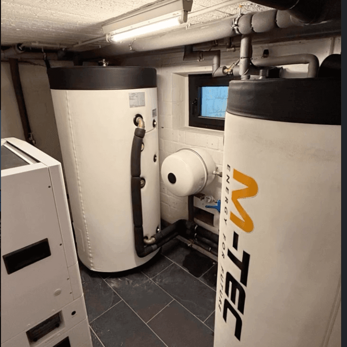 M-TEC Puffer- und Brauchwasserspeicher im Heizraum — installiert von Baltic Smart Home