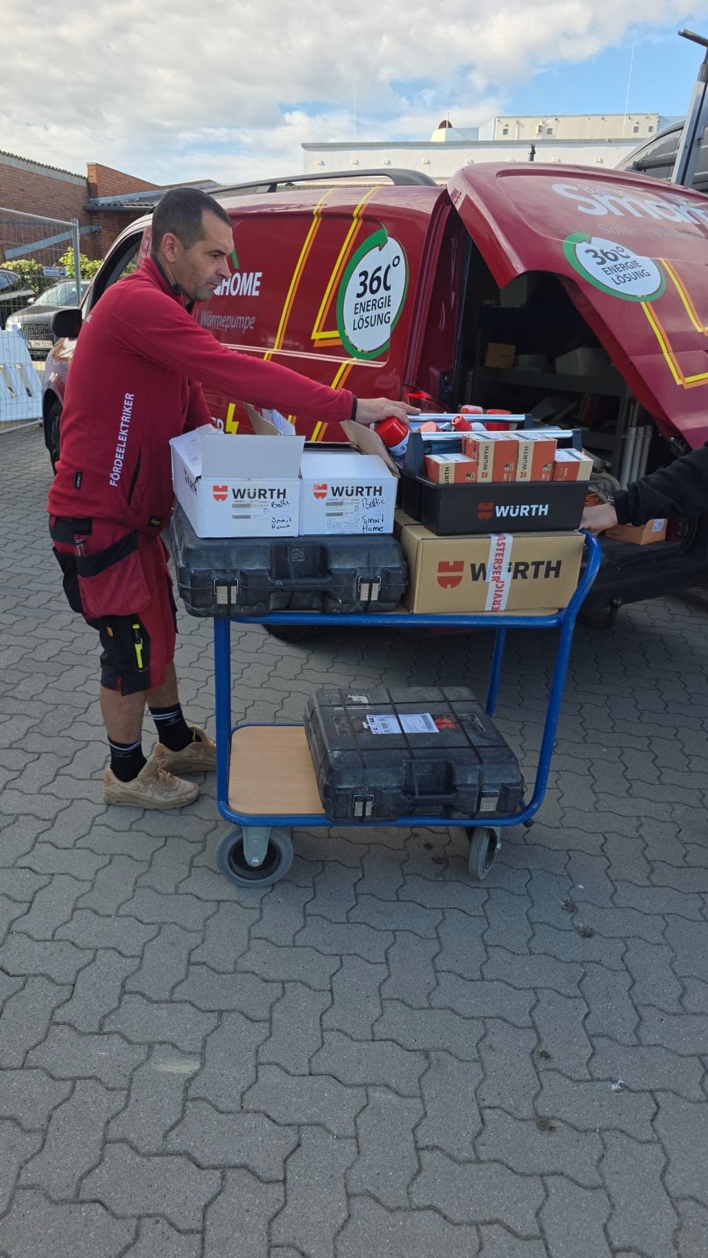 BSH-Monteur lädt Werkzeug und Material auf den Servicewagen