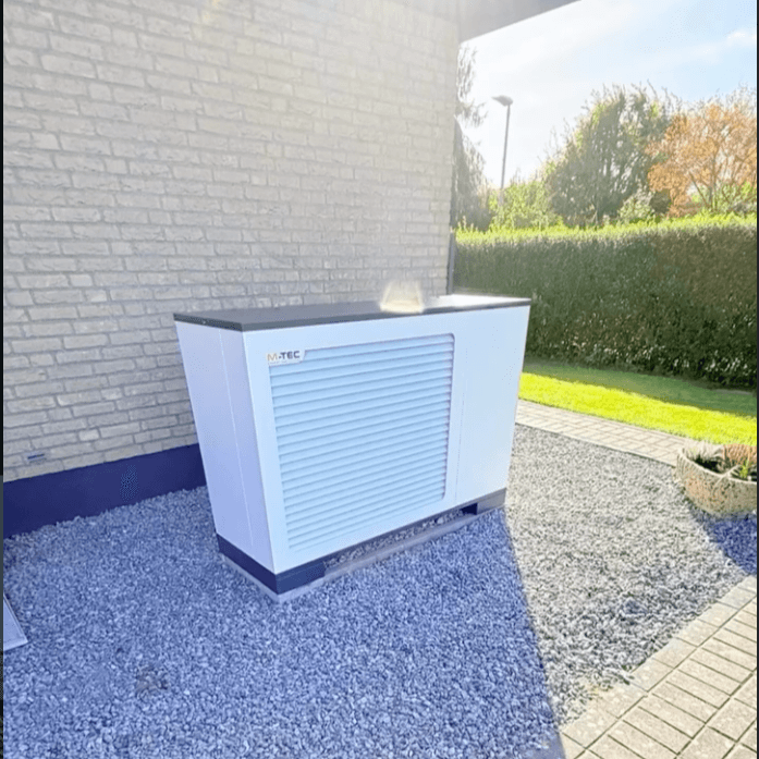 M-TEC Wärmepumpen-Außengerät vor einem Klinkerhaus in Schleswig-Holstein