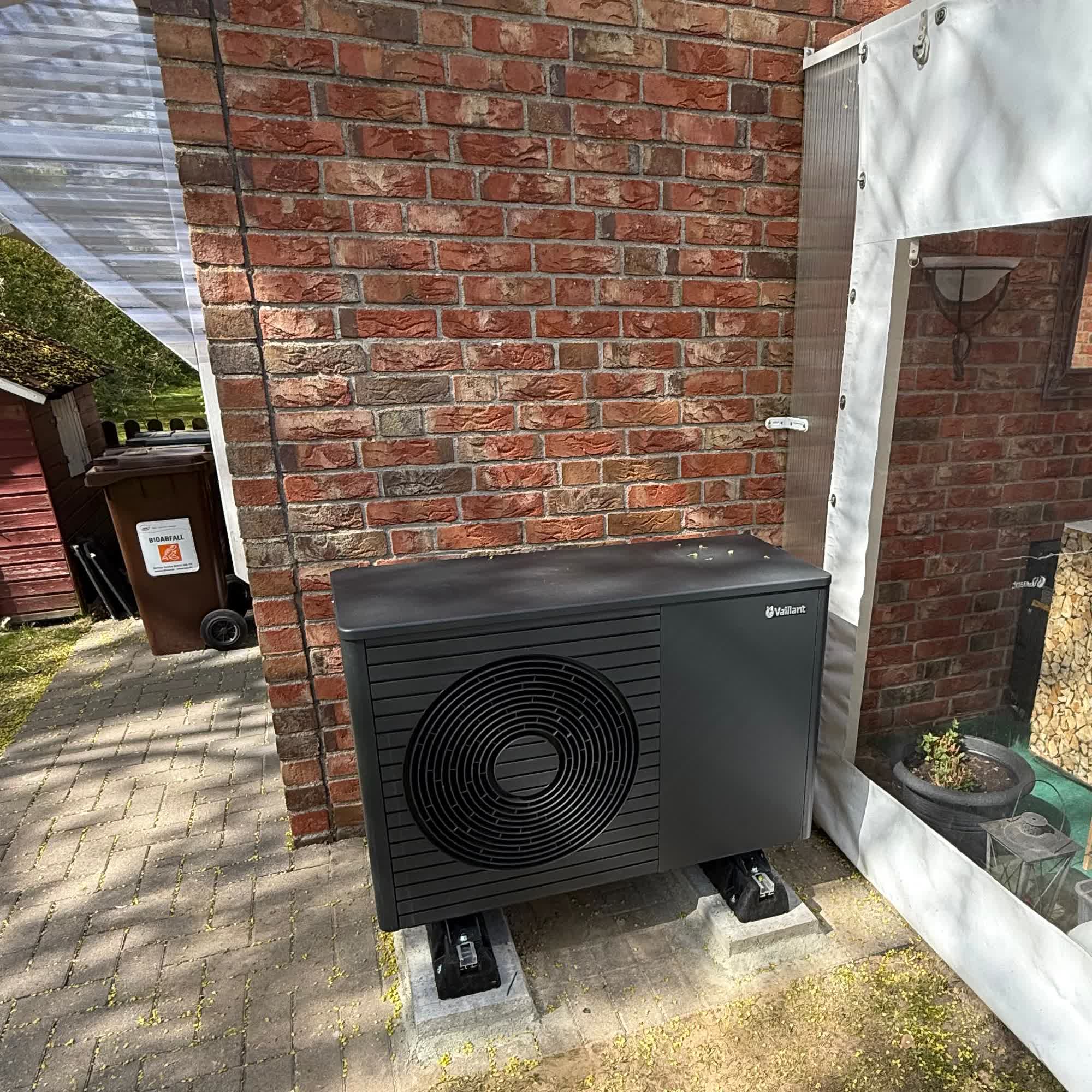 Installierte Vaillant-Wärmepumpe an einem Klinkerhaus in Schleswig-Holstein — fertige Vor-Ort-Anlage
